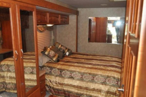 Delightful 1 BDRM Spacious RV in Hollywood